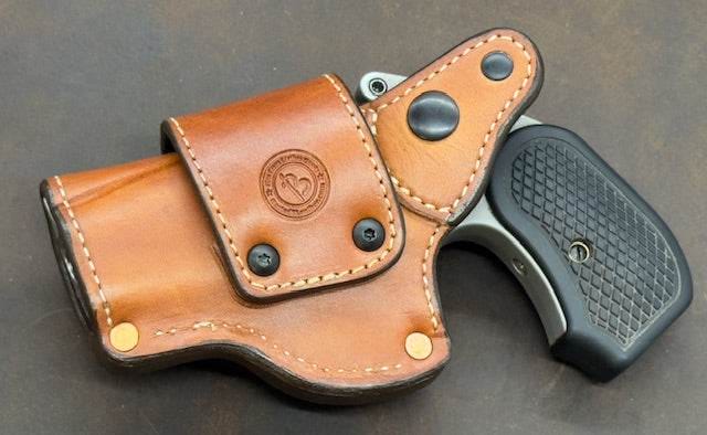 *In Stock* RH Sidewinder Holster for Bond Arms Cyclops Saddle Oil Finish w/Natural Stitch & Silver Engraved Star Longhorn Concho