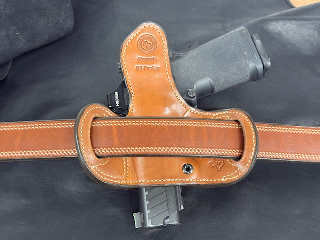 *In Stock* RH Belt Slide Holster Staccato & Springfield DS Prodigy Saddle Oil Finish w/Natural Stitch